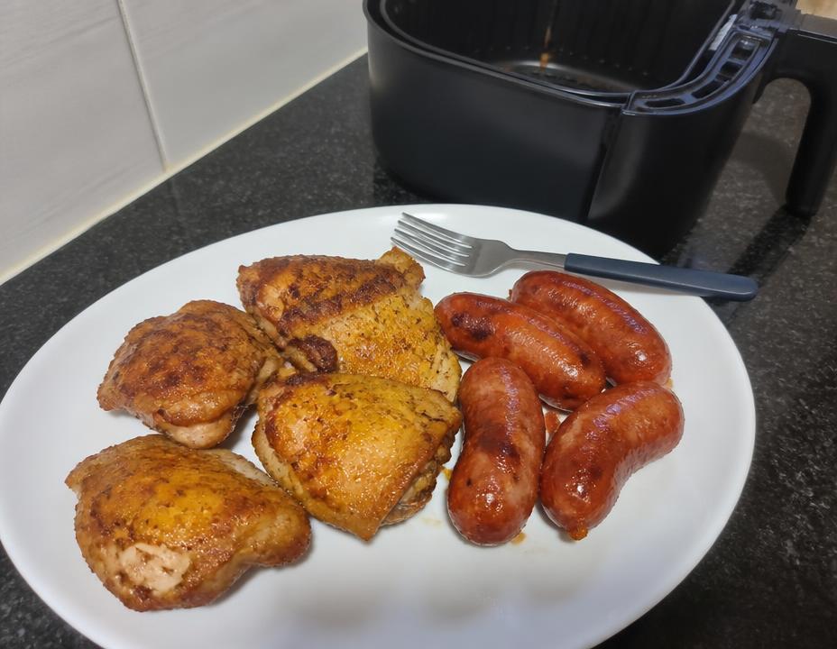 Frango e linguiças feitos na Airfryer em prato na cozinha